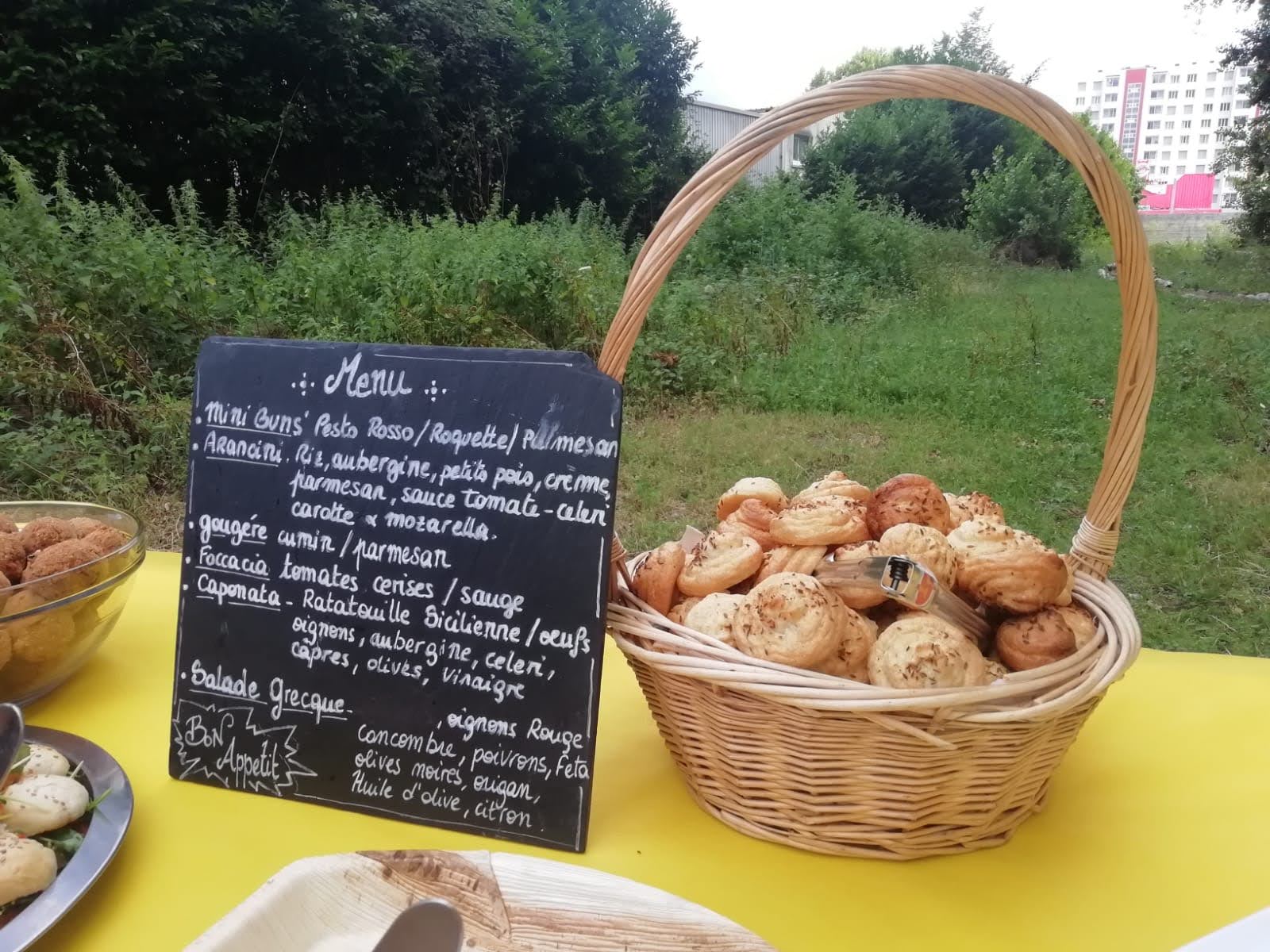 Menu tableau noir avec spécialités locales et produits de saison - Au BonSens des Mets