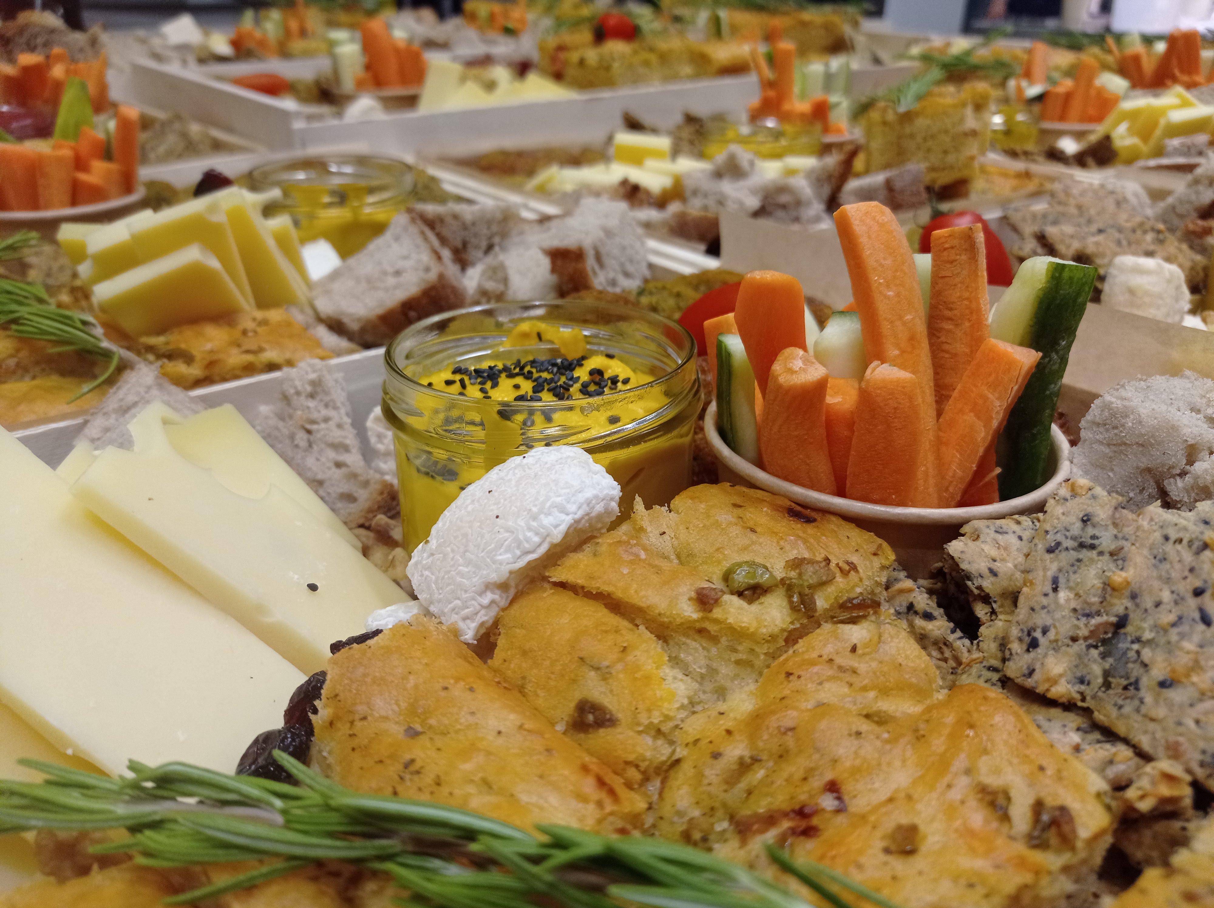 Buffet varié avec fromages, légumes crus et préparations maison - Au BonSens des Mets