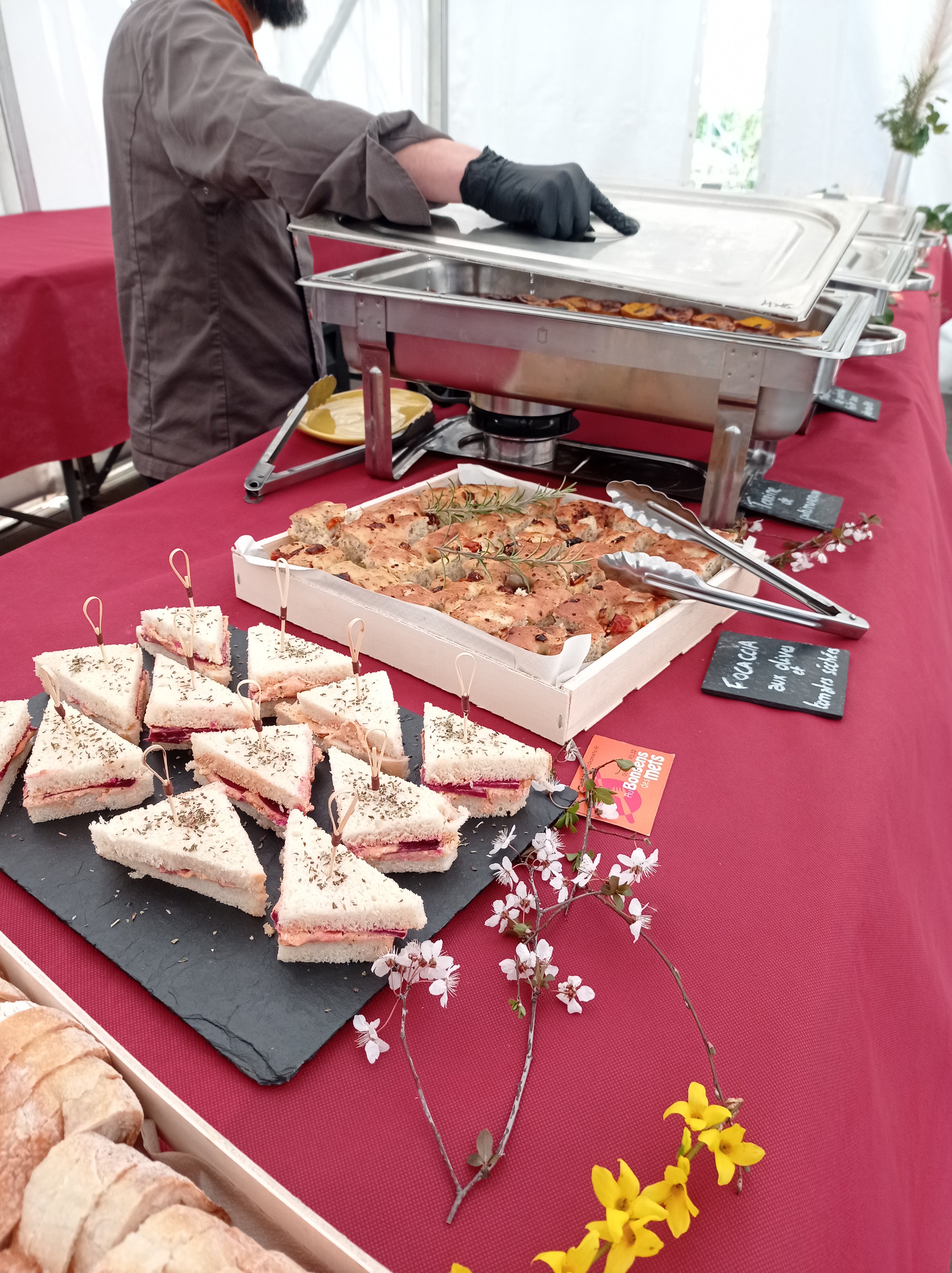 Buffet élégant avec variété de mets salés et sucrés disposés sur nappes blanches - Au BonSens des Mets