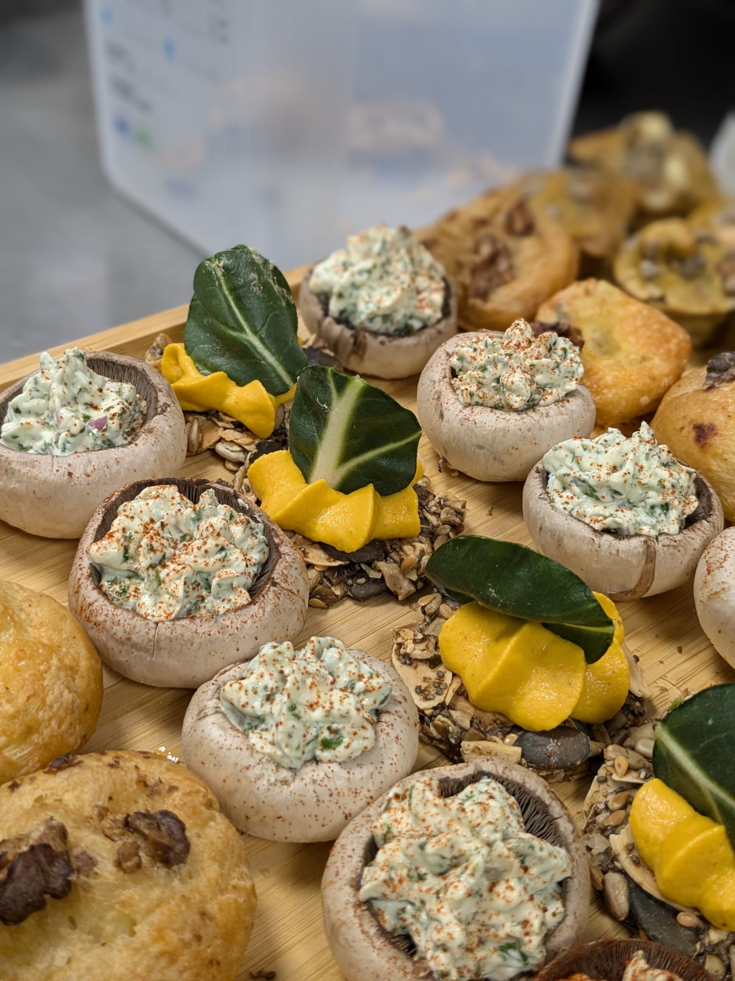 Cocktail dinatoire avec bâtonnets de légumes frais et tartinades variées - Au BonSens des Mets